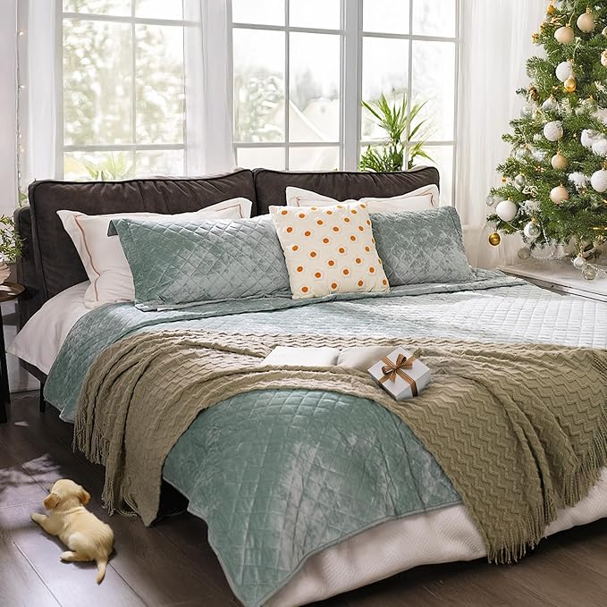 Luxury Velvet King Quilt Set, Ultra Soft Lightweight Velvet Comforter Set, Oversized Bedspread Coverlet with 2 Shams Diamond Pattern, for All Season (Aqua Green)
