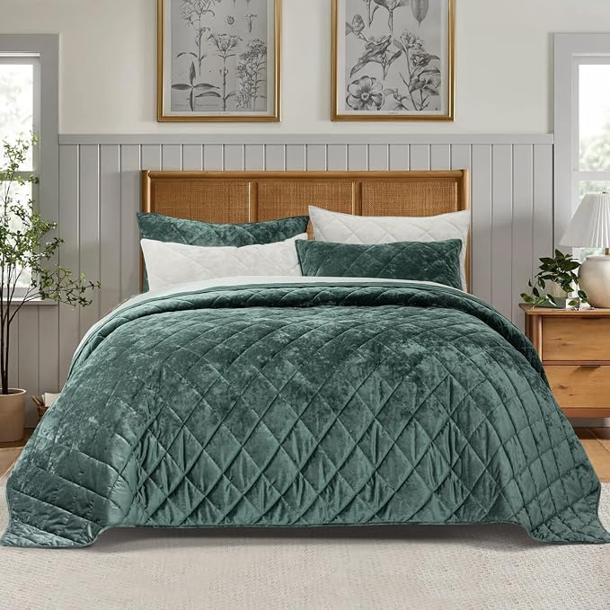 EVERGRACE Luxury Crushed Velvet Quilt Set King Size, Diamond Quilted Lightweight Velvet Comforter, Ultra Soft Oversized Bedspread Coverlet Bedding Set for All Season, with 2 Pillow Shams, Dark Green | Luxe Velvet