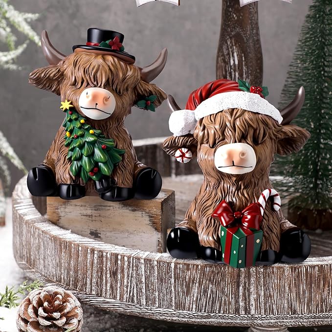 Karenhi 2 Pcs Christmas Highland Cow Decor, 2026 Funny White Elephant Gifts, Resin Highland Cow Figurines Gnomes Scottish Statue Calf with Xmas Tree for Home Garden Kitchen Office Table Decorations