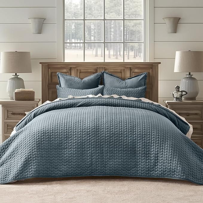 EverGrace Luxury Velvet Quilt Bedding Set King Size 3 Pieces with Pillow Shams, Soft Cross-Stitch Velvet Comforter Set, Lightweight Coverlet Bedspread for All Seasons, Stormy Blue