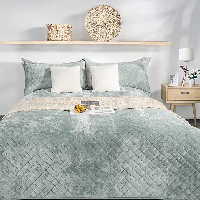 Luxury Velvet Queen Quilt Set, Ultra Soft Lightweight Velvet Comforter Set, Oversized Bedspread Coverlet with 2 Shams Diamond Pattern, for All Season (Aqua Green)