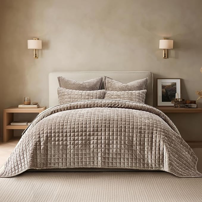RECYCO Luxury Velvet Quilt Twin/Twin XL Size Bedding Set, Ultra Soft Velvet Comforter Set, Lightweight Quilted Channel Box Stitch Oversized Bedspread Coverlet for All Season, with 1 Sham, Natural Tan