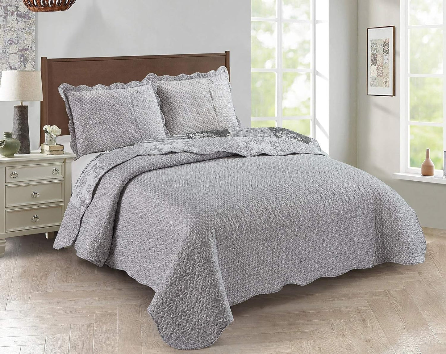 Brilliant Sunshine Grey Toile Floral Patchwork, 3-Piece Quilt Set with 2 Shams, Reversible Bedspread, Soft Lightweight Coverlet, All-Season, Full/Queen, Grey