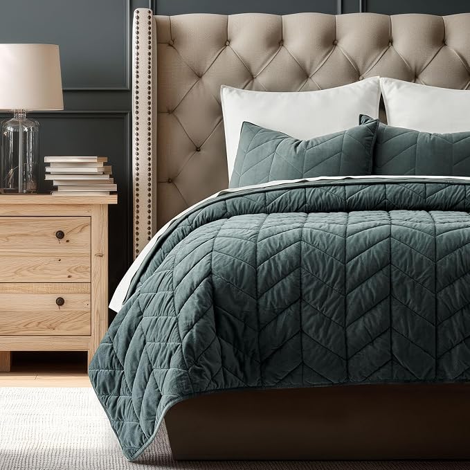 EVERGRACE 3 Pieces Luxurious Velvet King Quilts, Ultra Soft Lightweight Velvet Comforter Set, Matelasse Oversized Bedspread Coverlet for All Season with 2 Shams, Forest Green, 108"x96"
