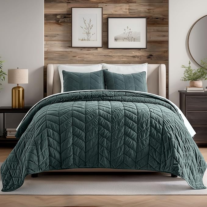 EverGrace 3 Pieces Luxurious Queen Velvet Quilts, Ultra Soft Lightweight Velvet Comforter Set, Matelasse Oversized Bedspread Coverlet for All Season with 2 Shams, Forest Green, 92"x96"