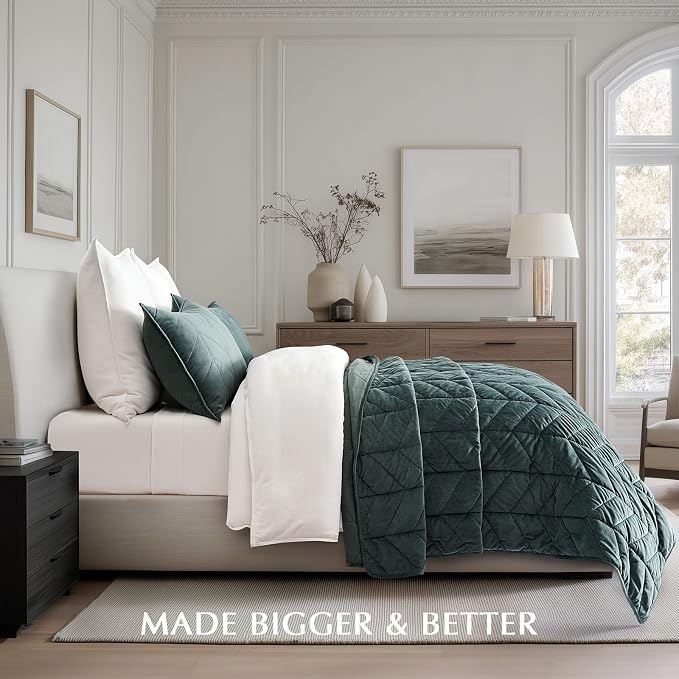 EverGrace 3 Pieces Luxurious Queen Velvet Quilts, Ultra Soft Lightweight Velvet Comforter Set, Matelasse Oversized Bedspread Coverlet for All Season with 2 Shams, Forest Green, 92"x96"