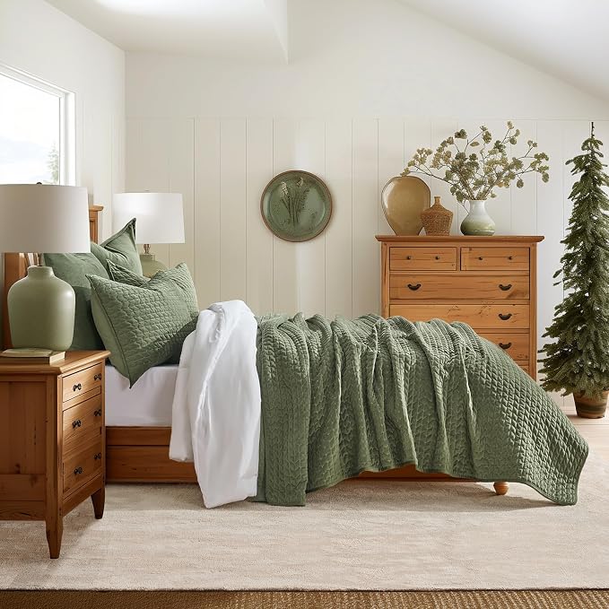 EverGrace Luxury Velvet Quilt Set King Size 3 Piece, Soft Cross-Stitch Velvet Comforter Set with Pillow Shams, Lightweight Coverlet Bedspread Bedding Set for All Seasons, Loden Green