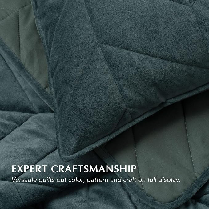 EVERGRACE 3 Pieces Luxurious Velvet King Quilts, Ultra Soft Lightweight Velvet Comforter Set, Matelasse Oversized Bedspread Coverlet for All Season with 2 Shams, Forest Green, 108"x96"