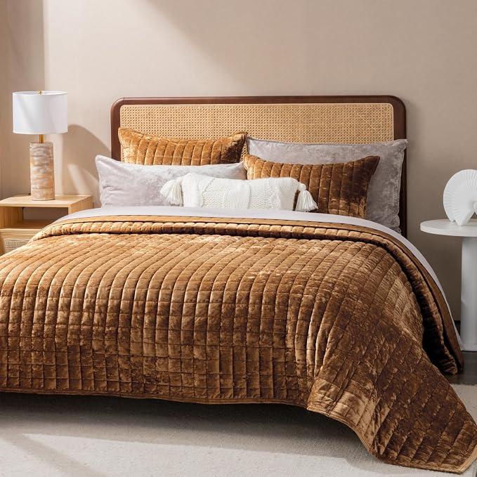 RECYCO Luxury Velvet Quilt Set King Size Bedding Sets, Ultra Soft Velvet Comforter Set, Lightweight Channel Box Stitch Oversized Bedspread Coverlet for All Season, with 2 Shams, Caramel Gold