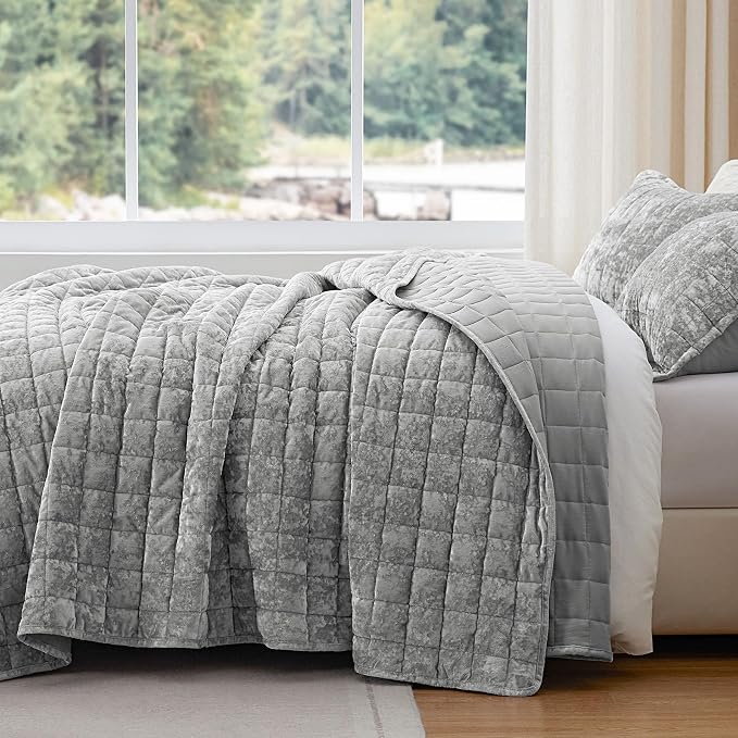BEDELITE Velvet Quilt Set King Size - Luxury Soft Velvet Comforter Bedding Set for All Season, Lightweight Quilted Box Stitch Oversized Bedspread Coverlet with 2 Matching Shams, Shiny Light Grey