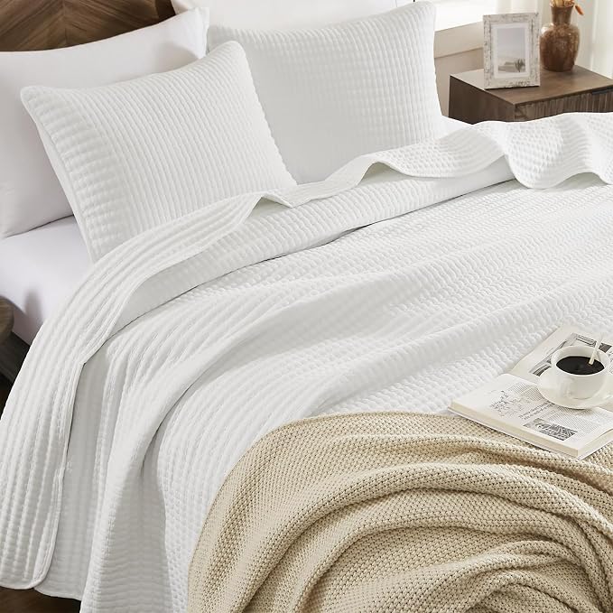 WRENSONGE White Quilt Set Oversize Queen Size-3 Pieces Lightweight Bedspreads Summer Coverlet for All Season, Soft Quilt Bedding Set with 2 Pillow Shams Suitable for Bed & Couch
