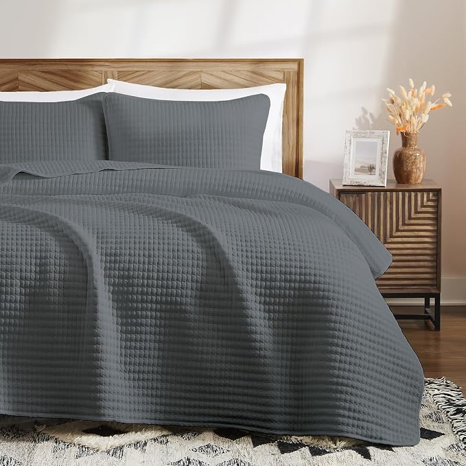 WRENSONGE King Size Quilt-3 Pieces Lightweight Bedspreads Grey King Quilt Bedding Set for All Seasons, Soft Summer Coverlet with 2 Pillow Shams Suitable for Bed, Couch, Quilt Blanket