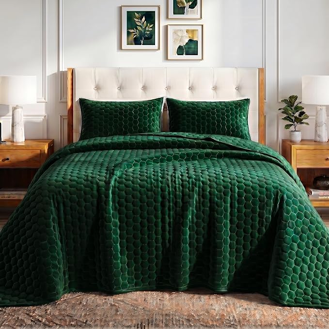 Tribeca Living Lugano Oversized Velvet Quilt Set - All Season, Extra Large, 3 Piece Queen Size Comforter Set with 2 Pillow Shams in Emerald Green Honeycomb Pattern 260GSM