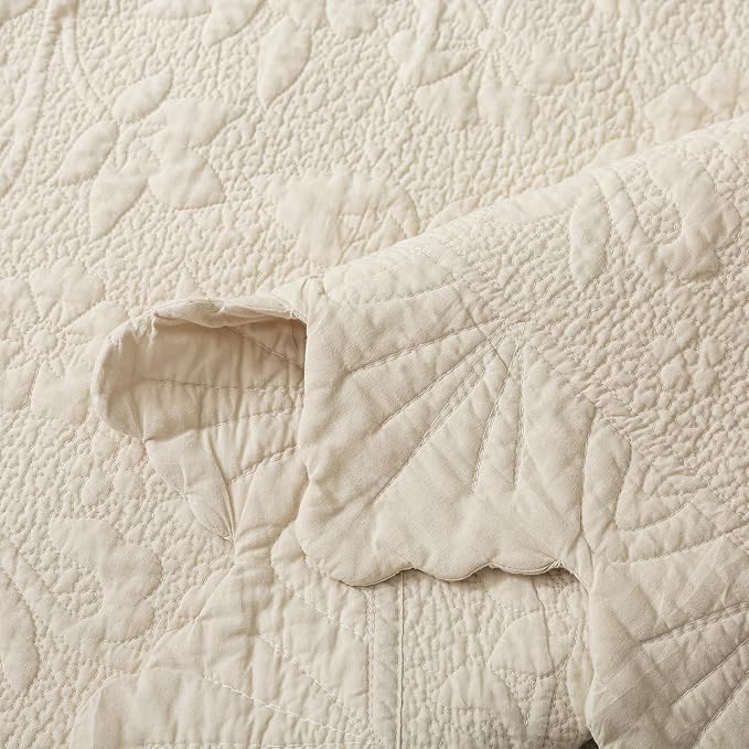 Brandream Beige Throw Quilt Cotton 47 X 60 Inch Quilted Throw Blanket for Bed Couch Daybed Decorative Scalloped Edge Throw Blankets