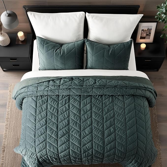 EverGrace 3 Pieces Luxurious Queen Velvet Quilts, Ultra Soft Lightweight Velvet Comforter Set, Matelasse Oversized Bedspread Coverlet for All Season with 2 Shams, Forest Green, 92"x96"