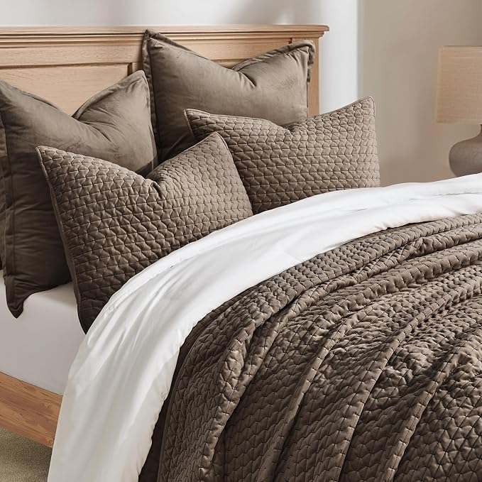 EverGrace Luxury Velvet Quilt Set King Size 3 Piece, Soft Cross-Stitch Velvet Comforter Set with Pillow Shams, Lightweight Coverlet Bedspread Bedding Set for All Seasons, Mushroom Brown