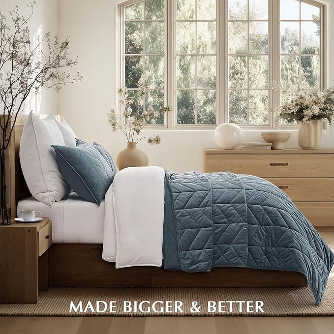 EverGrace 3 Pieces Luxurious Queen Velvet Quilts, Ultra Soft Lightweight Velvet Comforter Set, Matelasse Oversized Bedspread Coverlet for All Season with 2 Shams, Stormy Blue, 92"x96"