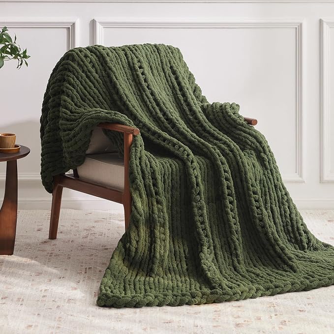 Negwoo Chunky Knit Throw Blanket, 40''*50'' Knitted Throw Chenille Yarn for Bed Couch, Handmade Green Crochet Big Thick Blanket, Machine Washable Cute Comfy Blanket for Home Decor