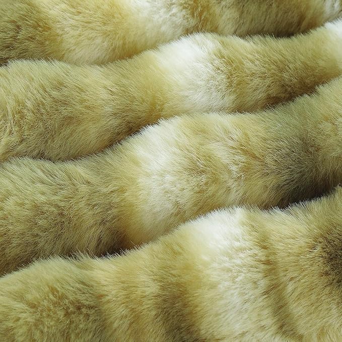 MADIZZ Pack of 2 Thick Plush Faux Wool Throw Pillow Covers Soft Boho Throw Pillows Luxurious Cushion Covers for Couch Sofa Bedroom Living Room Home Decor 20x20 Inch Green