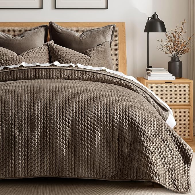 EverGrace Luxury Velvet Quilt Set Queen Size 3 Piece, Soft Cross-Stitch Velvet Comforter Set with Pillow Shams, Lightweight Coverlet Bedspread Bedding Set for All Seasons, Mushroom Brown
