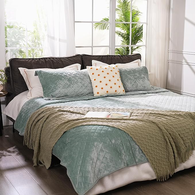 Luxury Velvet Queen Quilt Set, Ultra Soft Lightweight Velvet Comforter Set, Oversized Bedspread Coverlet with 2 Shams Diamond Pattern, for All Season (Aqua Green)