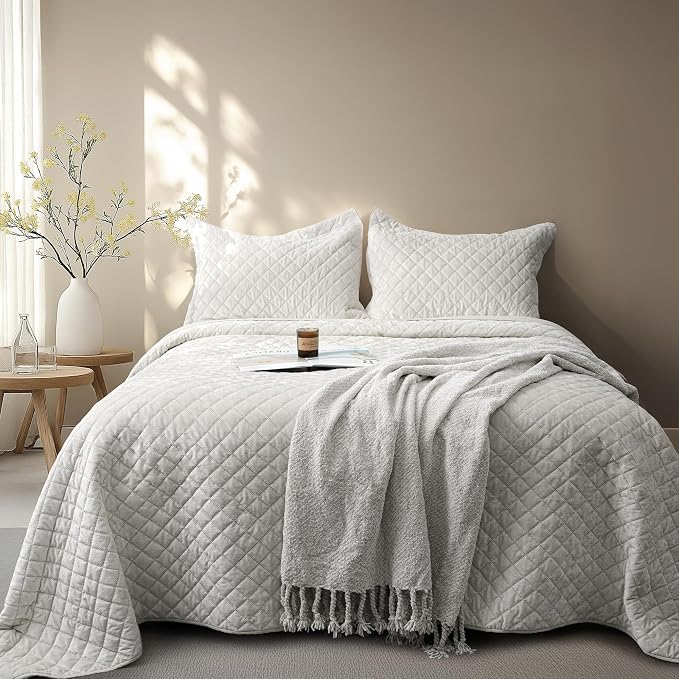 Luxury Velvet Queen Quilt Set, Ultra Soft Lightweight Cream White Velvet Comforter Set, Oversized Bedspread Coverlet with 2 Pillowcases Diamond Pattern, for All Season (White)