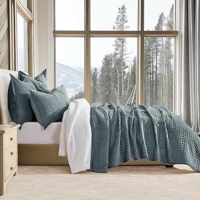 EverGrace Luxury Velvet Quilt Bedding Set King Size 3 Pieces with Pillow Shams, Soft Cross-Stitch Velvet Comforter Set, Lightweight Coverlet Bedspread for All Seasons, Stormy Blue