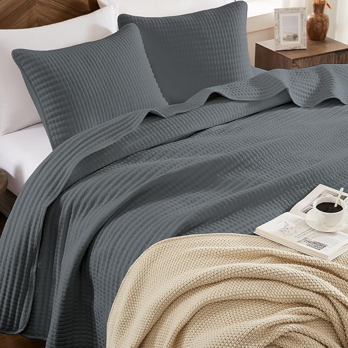 WRENSONGE King Size Quilt-3 Pieces Lightweight Bedspreads Grey King Quilt Bedding Set for All Seasons, Soft Summer Coverlet with 2 Pillow Shams Suitable for Bed, Couch, Quilt Blanket