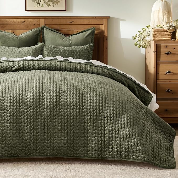 EverGrace Luxury Velvet Quilt Set King Size 3 Piece, Soft Cross-Stitch Velvet Comforter Set with Pillow Shams, Lightweight Coverlet Bedspread Bedding Set for All Seasons, Moss Green