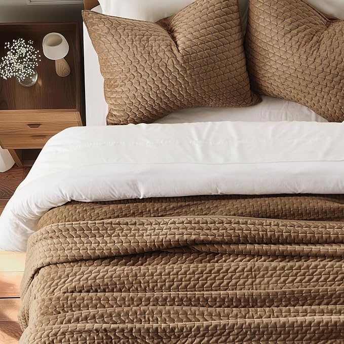 EverGrace Luxury Velvet Quilt Set King Size 3 Piece, Soft Cross-Stitch Velvet Comforter Set with Pillow Shams, Lightweight Coverlet Bedspread Bedding Set for All Seasons, Tobacco Brown