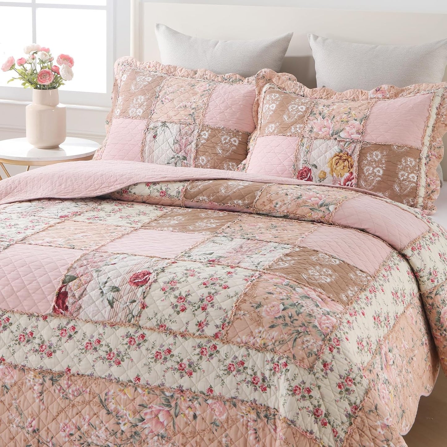Yvooxny Quilts King Size Patchwork Pink Floral Quilt Set Vintage Shabby Chic Botanical Floral Quilted Bedspread 3-Piece Quilt Set with Ruffle for All Seasons, King Size, 106 * 98 Inches