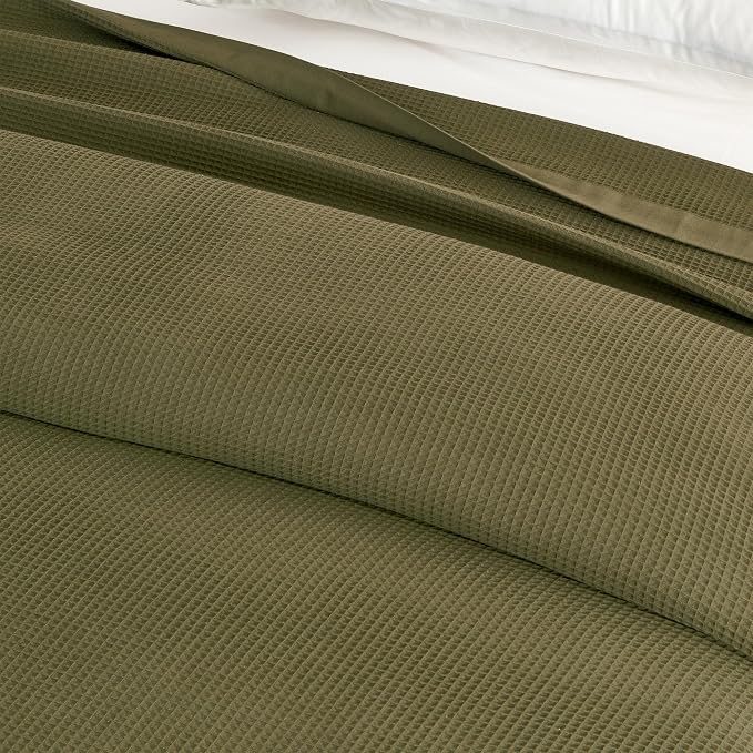 Great Bay Home 100% Cotton Blanket for Full/Queen Size Bed | Lightweight and Breathable Waffle Weave Blankets for Summer & Spring | Versatile, Layering Dark Green Bed Blanket, Olive, 90x90 inches