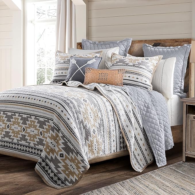Paseo Road Desert Sage Queen Quilt Set, 3 Piece Rustic Western Bedding Set with Pillow Sham, Lightweight Reversible Cotton Quilt with Southwestern Aztec Pattern, Soft Breathable Cozy Boho Bedding