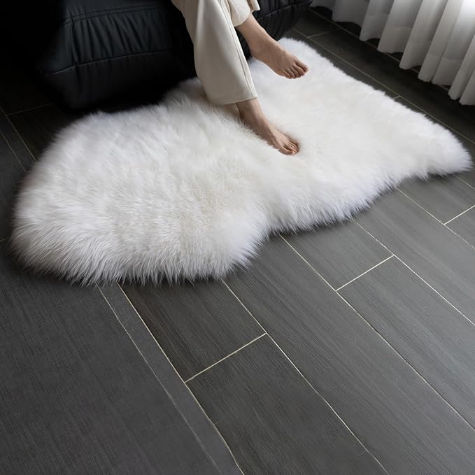 Sheepskin Rug, Fluffy Shaggy Area Rug, Super Soft 24‘’ x 36‘’ Sheepskin Hair Rug, Plush Rug, Decorative Rugs for Bedroom, Children's Room, Living Room (Pearly White, 24" x 36")