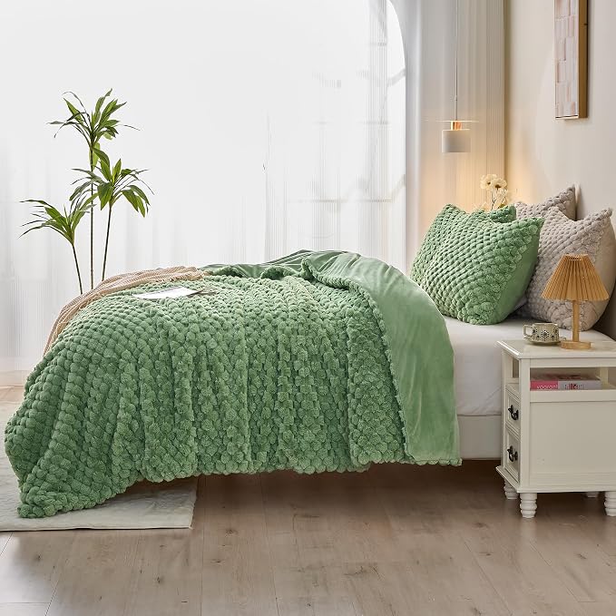 Simple&Opulence Fluffy Faux Fur Comforter Set, Plush Fuzzy Minky Bedding Set, 3 Pieces Warm Soft Comforter Bedding Set for Winter - 1 Shaggy Comforter with 2 Pillow Shams(Queen, Grid - Green)
