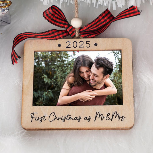 Christmas Photo Frame Ornament, 2025 Ornament, Wooden Picture Frame Ornaments With Hanging String (2025 Mr & Mrs (Landscape))