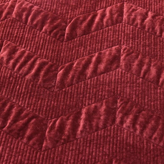SHALALA Luxury Velvet Quilt Set Queen Size,Ultra Soft Lightweight Summer Velvet Comforter Set, Oversized Bedspread Coverlet with 2 Shams Geometries Pattern,for All Season(Poinsettia,Queen)