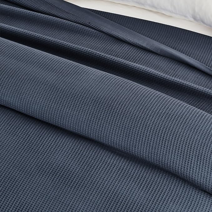 Great Bay Home 100% Cotton Blanket for Twin Size Bed | Lightweight and Breathable Waffle Weave Blankets for Summer & Spring | Versatile, Layering Navy Bed Blanket, Ocean Blue, 90x66 inches