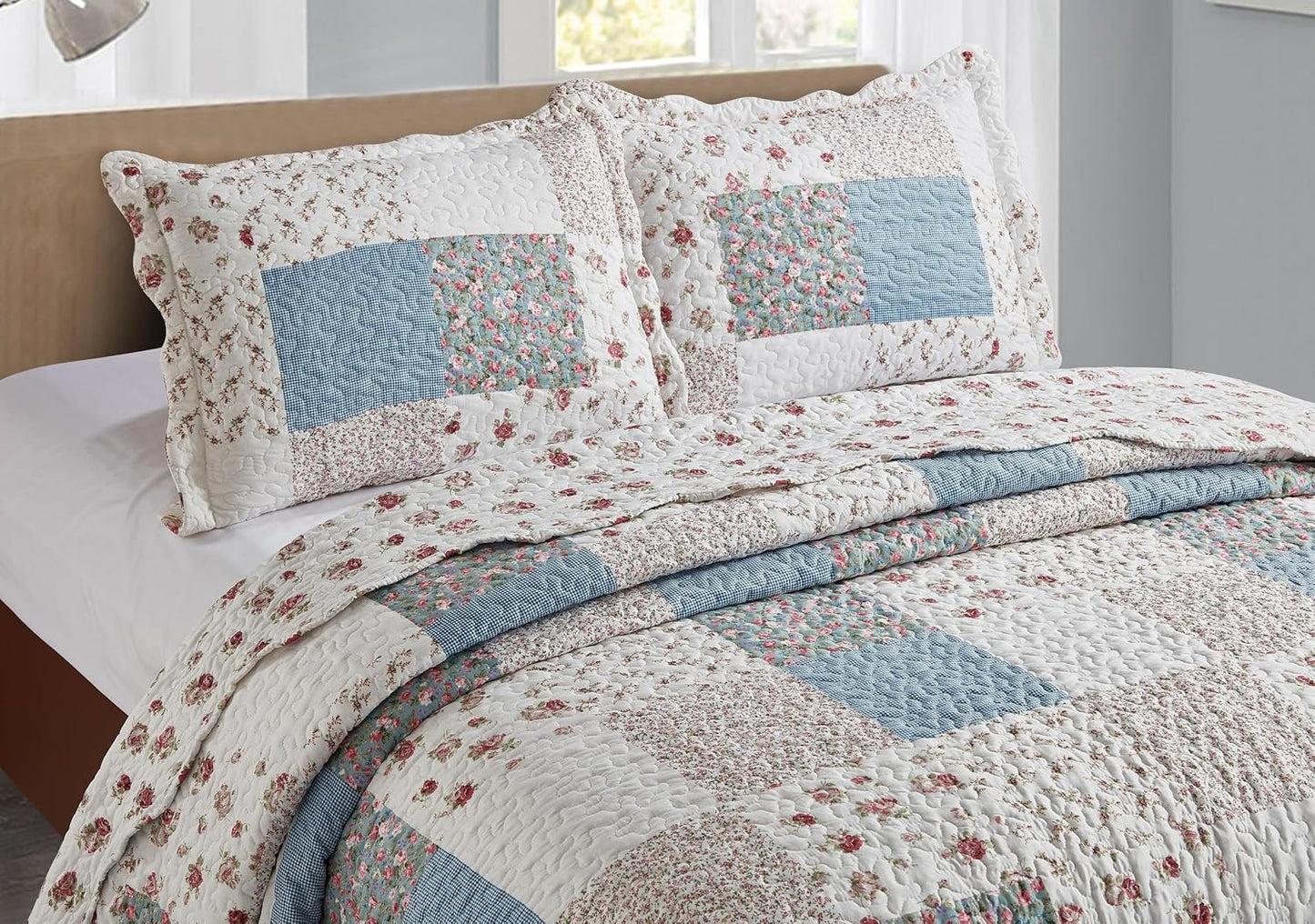 Brilliant Sunshine Pink Rose with Small Blue Check Patchwork, 3-Piece Quilt Set with 2 Shams, Reversible Bedspread, Soft Lightweight Coverlet, All-Season, Full/Queen, Pink Blue