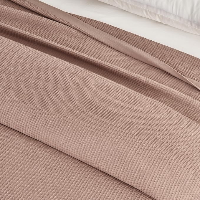 Great Bay Home 100% Cotton Blanket for Twin Size Bed | Lightweight and Breathable Waffle Weave Blankets for Summer & Spring | Versatile, Layering Pink Bed Blanket, Redwood, 90x66 inches