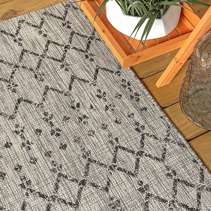 JONATHAN Y Moroccan Geometric Indoor Outdoor Area Rug 4X6 Light Gray/Black, Ourika Textured Weave for Backyard, Patio, Porch, Easy-Cleaning, High Traffic, Pet-Friendly, Non-Shedding (SMB108E-4)