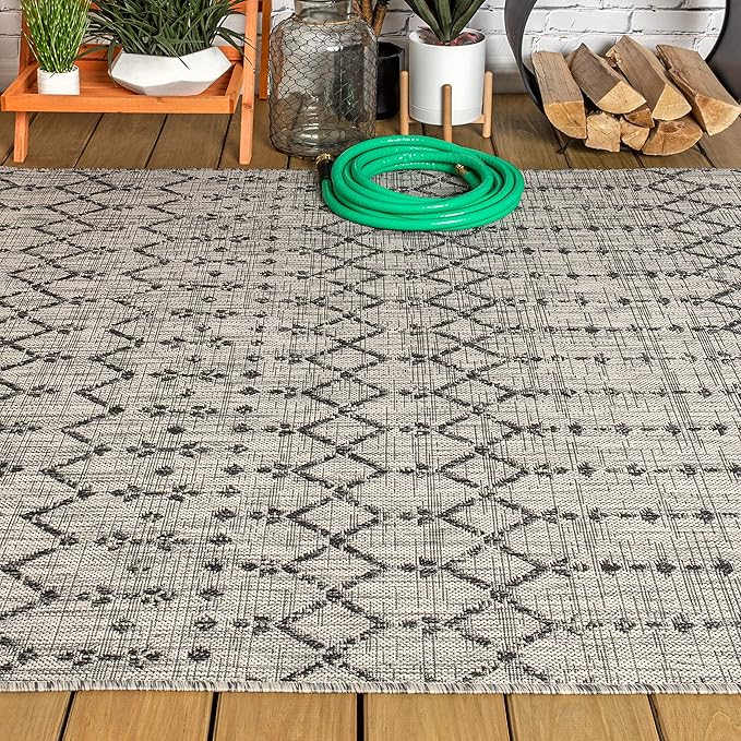 JONATHAN Y Moroccan Geometric Indoor Outdoor Area Rug 4X6 Light Gray/Black, Ourika Textured Weave for Backyard, Patio, Porch, Easy-Cleaning, High Traffic, Pet-Friendly, Non-Shedding (SMB108E-4)