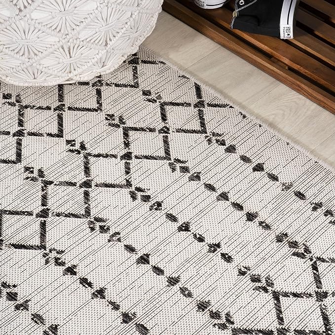 JONATHAN Y Moroccan Geometric Indoor Outdoor Round Area Rug 6 Ft Cream/Black, Ourika Textured Weave for Backyard, Patio, Porch, Easy-Cleaning, High Traffic, Pet-Friendly, Non-Shedding (SMB108I-6R)